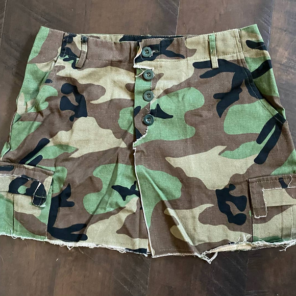 Mica's Camo Frayed Hem Cargo Skirt Olive SZ M NWT - Picture 9 of 13